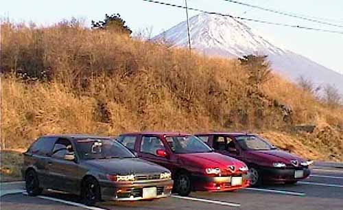 富士山をバックに2台の145とミラージュターボ